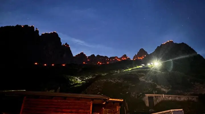 TAK-Sonnwendfeier im Kaisergebirge: Lichterketten auf den Gipfeln | © Michael Selg